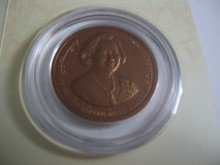 เหรียญที่ระลึกอนุสรณ์ฯ สมเด็จพระเจ้าพี่นางเธอฯ ทองแดงพ่นทราย รูปที่ 1