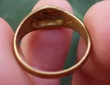 0988-แหวนตะกร้อฝังเพชรสีแดง เนื้อทองเหลือง ขนาดเว้นผ่าศูนย์กลางประมาณ 19 มม รูปที่ 4