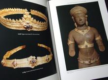Khmer Gold .Gifts for the Gods ทองคำเขมร ของขวัญสำหรับเทพ ปกเเข็งขอบทอง 162 หน้า ปี 2008 รูปที่ 8