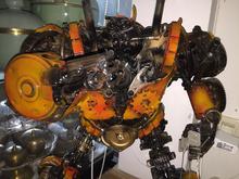 โมเดลหุ่นยนตร์เหล็ก ทําจากอะไหล่เครื่องรถยนต์ งานแปลกหา ยาก หนักประมาณ15ก.ก สูง 2  ฟุต กว้าง 15 นิ้ว ลึก 1 ฟุต ถ้าจะดูสินค้าเพิ่มกดm2740638 รูปที่ 3