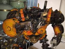 โมเดลหุ่นยนตร์เหล็ก ทําจากอะไหล่เครื่องรถยนต์ งานแปลกหา ยาก หนักประมาณ15ก.ก สูง 2  ฟุต กว้าง 15 นิ้ว ลึก 1 ฟุต ถ้าจะดูสินค้าเพิ่มกดm2740638 รูปที่ 2