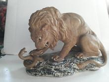 สิงโตเซรามิกกระเบื้องและงูตั้งโชว์ จากเมืองจีน ( Lion made in China)