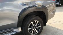คิ้วล้อ โป่งข้าง มิตซูบิชิ ปาเจโร่ สปอร์ต หมุด ดำด้าน เงา Wheel arches nuts Mitsubishi All New Pajero Sport 2016 17 black color 4x4 off-road รูปที่ 2