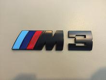ขายถูก LOGO BMW M3 เป็นโลหะสีดำด้าน ของใหม่ ซื้อมาแต่ยังไม่ได้ใช้ ใส่กับรถBMW Series3 ได้ทุกรุ่นครับ E36 E46 E90 E93 X3 millenium รูปที่ 1
