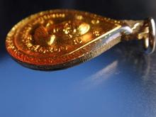 เหรียญหลวงพ่อทวดพิมพ์หยดน้ำเนื้อทองแดงลงยาเคลือบเรซิ่นสีแดงปี2522วัดช้างให้ รูปที่ 5