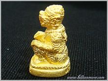 หนุมาน ชุบทองพ่นทราย รุ่นเสาร์ 5 มหาเศรษฐี Hanuman Amulet, Sandblasted Gold Paint Coated Metal 哈努曼圣猴佛牌，镀金喷砂表面，周六5富豪版。 รูปที่ 3
