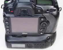 Battery กริป Nikon D90 ใส่แล้วจับกล้องได้ถนัดมือ ใส่ถ่านได้ 2 ก้อน ควบคุมกล้องผ่านกริปได้ มีจอ LCD ด้านหลังกริป รูปที่ 4