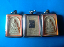 ผงรูปเหมือนหลังฝังแผ่นเงิน ล.ป.คร่ำ วัดวังหว้า  ระยอง ปี2536 รูปที่ 2