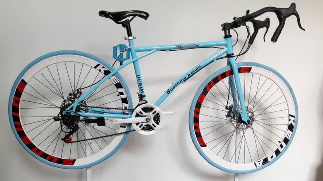 จักรยานเสือหมอบ ราคาประหยัด รถใหม่ ดีไซน์สวย  เกียร์ ชิมาโน 21 สปีด ดิสก์หน้าหลัง ปลดดุมได้ ขอบล้อทรงสูง  700c  ไซส์ 50  ยี่ห้อ  sunshin ken