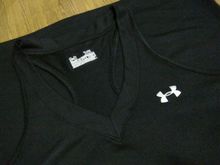 ส่งฟรี เสื้อกล้ามกีฬา UA (อก 40")  คอวี  ไซส์ XL สีดำ โลโก้สกรีนสีเทา  สภาพสวยใหม่ MADE IN JORDAN รูปที่ 4