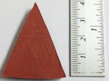 พระผงพระพุทธชินราชทรงสามเหลี่ยม หลังคำอวยพรจีน รูปที่ 4