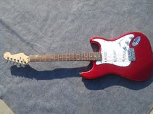 กีตาร์ไฟฟ้า Stratocaster สีแดงใหม่เอี่ยม รูปที่ 2