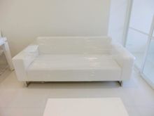 sofa ขายโซฟาหนังสีขาว ขาเหลี่ยมสเตนเลส สวย หรู รูปที่ 1