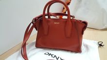 กระเป๋าสะพายหนังแท้ DKNY ราคาถูกสุดๆ รูปที่ 1