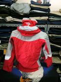 
The North Face Windbreaker Jacket
เสื้อผ้าร่มสีแดงเทา สีสด ปักอก มีสับในสวย รูปที่ 6