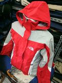 
The North Face Windbreaker Jacket
เสื้อผ้าร่มสีแดงเทา สีสด ปักอก มีสับในสวย รูปที่ 5