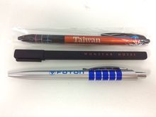 ปากกาสีน้ำเงินทัชกรีน หมึก 3 สี (น้ำเงิน ดำ แดง) และ ปากกาสีดำและน้ำเงินอีกอย่างละ 1 แท่ง รวมทั้งหมด 3 แท่ง ตามรูป รูปที่ 1