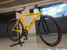 จักรยาน ฟิกซ์เกียร์จากญี่ปุ่น ทรงสวย สภาพดี  ยี่ห้อ Calle เฟรมอลูมิเนี่ยม เฟรมล่างทรงสามเหลี่ยม ท่อทรงกลม ท่อตั้ง 52  ยาง 700x23  ดุมอลู ขอบ รูปที่ 2