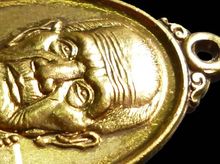 เหรียญเล็กหน้าใหญ่ หลวงปู่หมุน เนื้อกระไหล่ทอง ปี43 รูปที่ 5