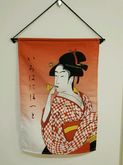 ป้ายผ้าสำหรับตกแต่งบ้านหรือหน้าร้านค้าภาพพิมพ์ญี่ปุ่นรูปสาวญี่ปุ่นใส่กิโมโน ขนาด 12 นิ้ว 18นิ้ว สีสวย ใหม่มาก รูปที่ 1