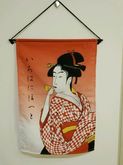 ป้ายผ้าสำหรับตกแต่งบ้านหรือหน้าร้านค้าภาพพิมพ์ญี่ปุ่นรูปสาวญี่ปุ่นใส่กิโมโน ขนาด 12 นิ้ว 18นิ้ว สีสวย ใหม่มาก รูปที่ 2