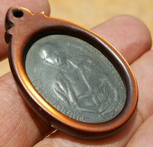 เหรียญ ครูบาครีวิชัย เนื้อตะกั่วลองพิมพ์ ออกไข เลี่ยมโบราณเดิม สภาพใช้ รูปที่ 2
