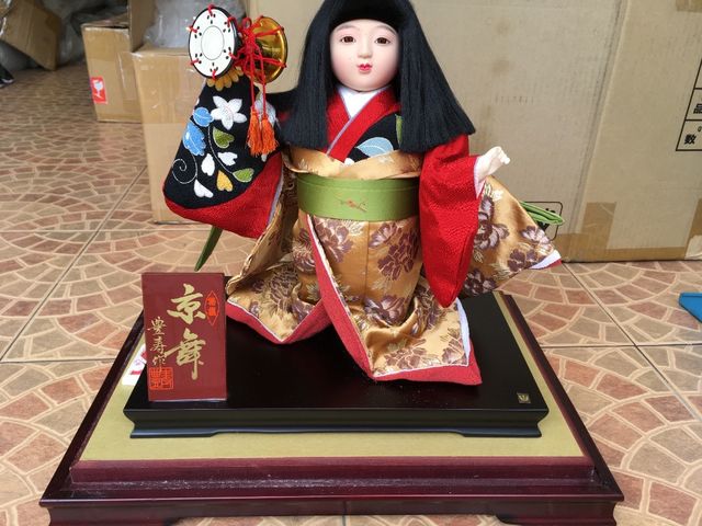 ตุ๊กตาญี่ปุ่นร่ายรำในชุดกิมโมโน พร้อมตู้กระจก