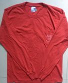 เสื้อยืดคอกลมแขนยาวสีแดงมีกระเป๋าหน้าอก ป้ายคอ  GILDAN MADE IN HONDURAS Size M รูปที่ 4