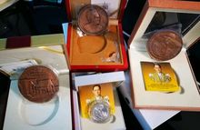 เหรียญที่ระลึกพระราชทานพระเพลิงพระบรมศพ ร.๙ รูปที่ 1