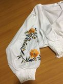 เสื้อขาว แขนยาว จั๊มเอว ปักดอกไม้ รูปที่ 3