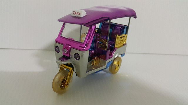 รถตุ๊กตุ๊กจำลอง ของที่ระลึก SIZE L (หลังคาสีม่วงโทนชมพู)