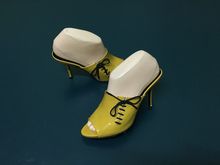 รองเท้าส้นสูง GUCCI MADE IN ITALY.หนังแก้ว สีเหลือง สวย โดดเด่น สภาพดี รูปที่ 1