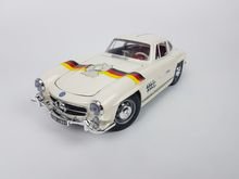 ขายโมเดลรถ Mercedes Benz 300SL Gullwing สีขาว ขนาด 1ต่อ18 คันใหญ่ ทำจากเหล็ก งานBurago Made in Italy รูปที่ 1