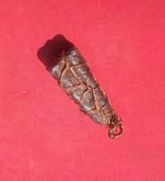 หัวสายแร่ดีบุก ขนาดยาว 4 ซม. เนื้อเก่า สีซีดจืดถึงยุค ผิวแห้ง เหี่ยวย่น เป็นธรรมชาติ รูปทรงด้านปลายโค้งมน ไม่มีลอยตัด ก็แสดงว่าเป็นส่วนยอด รูปที่ 4