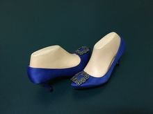 รองเท้าส้นสูง MANOLO BLAHNIK MADE IN ITALY.เป็นผ้าลื่นๆ สีน้ำเงินเมทาลิคสวยงาม รูปที่ 2