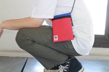 กระเป๋าห้อยคอ space specs neck pouch สีน้ำเงินแดง รูปที่ 3