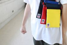 กระเป๋าห้อยคอ space specs neck pouch สีน้ำเงินแดง รูปที่ 4