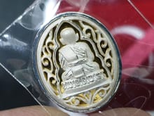 เหรียญหลวงปู่ทวดเหยียบน้ำทะเลจืด รุ่น มงคลบารมี วัดประสาทบุญญาวาส เหรียญเนื้อเงิน ลายฉลุพื้นทอง พิมพ์รูปไข่พิมพ์เล็ก รูปที่ 2