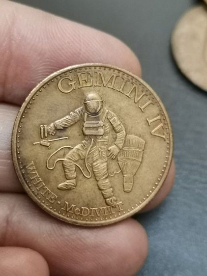 (2728) เหรียญนอก 4 เหรียญ รูปที่ 2