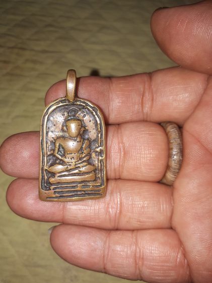 เหรียญจอบ หลวงพ่อไปล่ วัดกำแพง บางขุนเทียน กทม. พิมพ์ทองเหลือ แจกในงานฉลองครบ 60 ปีของหลวงพ่อ ปี 2463 เนื้อทองผสม เนื้อออก 2 สี เนื้อเหี่ยว รูปที่ 4