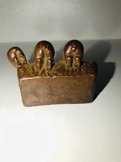 หมู 3 ตัว จิ๋วๆ เกาะขอบอ่างวัสดุ Bronze  รูปที่ 4