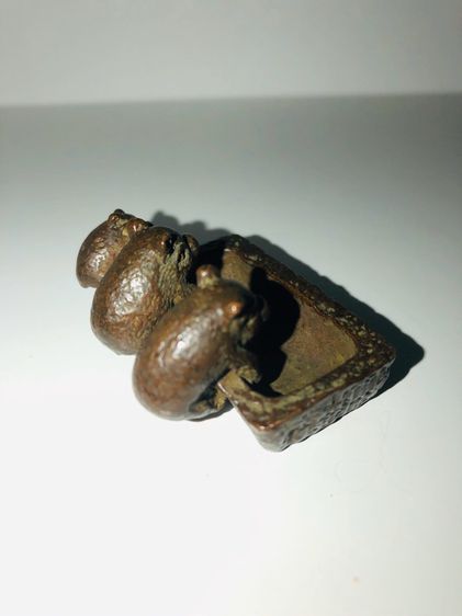 หมู 3 ตัว จิ๋วๆ เกาะขอบอ่างวัสดุ Bronze  รูปที่ 3