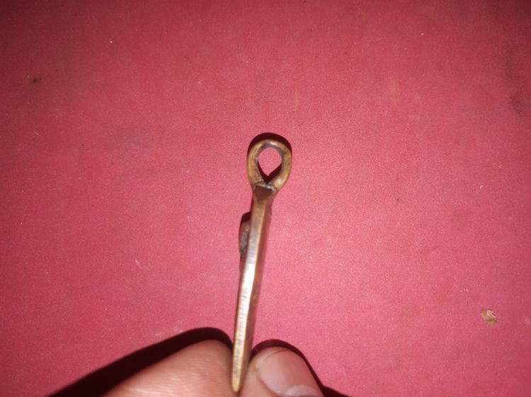 เหรียญจอบ หลวงพ่อไปล่ วัดกำแพง บางขุนเทียน กทม. พิมพ์นิยม ฤ หัวใหญ่ ปี 2478 เนื้อทองผสม เนื้อออก 2 สี เนื้อเหี่ยว ย่น ขนาดใหญ่ สภาพใช้สึก หู รูปที่ 4