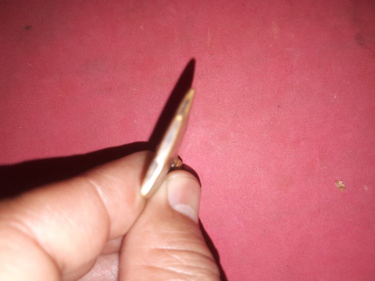 เหรียญจอบ หลวงพ่อไปล่ วัดกำแพง บางขุนเทียน กทม. พิมพ์นิยม ฤ หัวใหญ่ ปี 2478 เนื้อทองผสม เนื้อออก 2 สี เนื้อเหี่ยว ย่น ขนาดใหญ่ สภาพใช้สึก หู รูปที่ 5