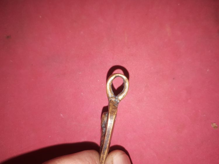 เหรียญจอบ หลวงพ่อไปล่ วัดกำแพง บางขุนเทียน กทม. พิมพ์นิยม ฤ หัวใหญ่ ปี 2478 เนื้อทองผสม เนื้อออก 2 สี เนื้อเหี่ยว ย่น ขนาดใหญ่ สภาพใช้สึก หู รูปที่ 6