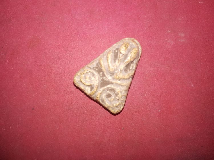 พระปิดตา หัวบานเย็น เนื้อผงว่านเกสรดอกไม้ หลวงปู่เอี่ยม วัดหนัง กทม. พระปิดตาที่เป็นพระเนื้อผง ท่านก็ได้สร้างไว้ แต่ก็มีจำนวนน้อย พระพิมพ์นี รูปที่ 6