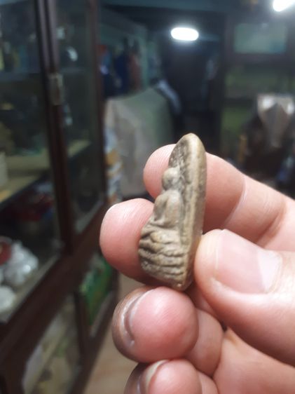 พระคง กรุเก่า จังหวัดลำพูน หลังอูม เนื้อดินเผา มวลสารครบ จัด ละเอียด องค์นี้เป็นพระคงสีพิกุลค่อนไปทางสีเนื้ออ่อน มีเนื้อดินที่แข็งแกร่ง แห้ง รูปที่ 4