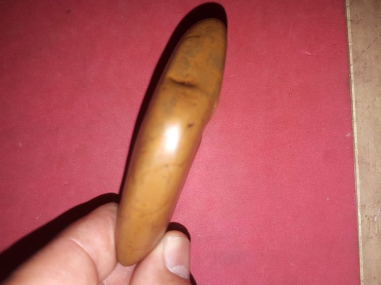 คต ทรงสีี่เหลี่ยมขนมเปียกปูน ตรงกลางมีปุ่มนูนขึ้นมา ขนาดประมาณ 3 นิ้ว ผิวสีน้ำตาลเข็ม ผิวลื่น มัน แห้ง เก่าแก่ อายุเป็นพันปี แท้ เรียบเนียนไ รูปที่ 8