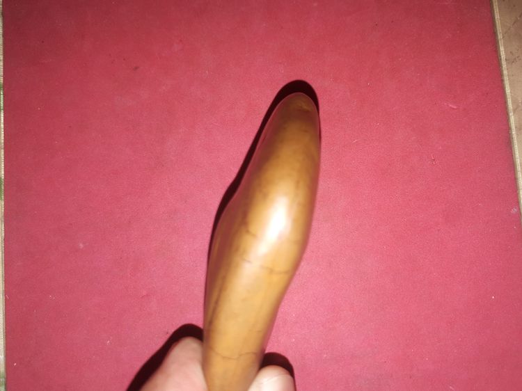 คต ทรงสีี่เหลี่ยมขนมเปียกปูน ตรงกลางมีปุ่มนูนขึ้นมา ขนาดประมาณ 3 นิ้ว ผิวสีน้ำตาลเข็ม ผิวลื่น มัน แห้ง เก่าแก่ อายุเป็นพันปี แท้ เรียบเนียนไ รูปที่ 3