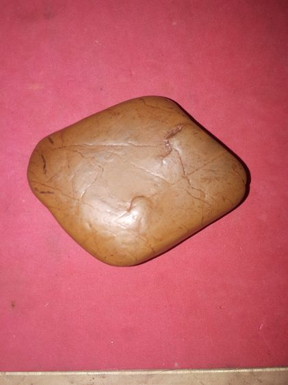 คต ทรงสีี่เหลี่ยมขนมเปียกปูน ตรงกลางมีปุ่มนูนขึ้นมา ขนาดประมาณ 3 นิ้ว ผิวสีน้ำตาลเข็ม ผิวลื่น มัน แห้ง เก่าแก่ อายุเป็นพันปี แท้ เรียบเนียนไ รูปที่ 7